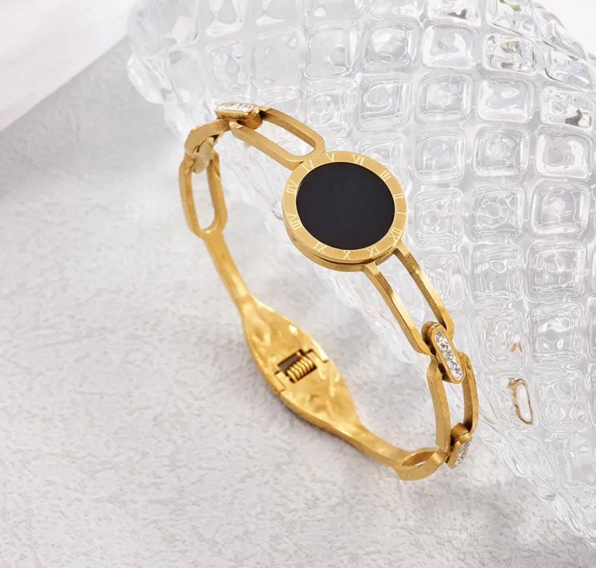 Crystal Accent Round Charm Bracelet – Minimalist Gold Chain